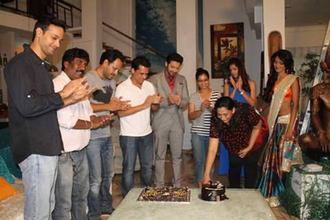 On shoot cake cutting of Main Na Bhoolungi's 100 episode celebration