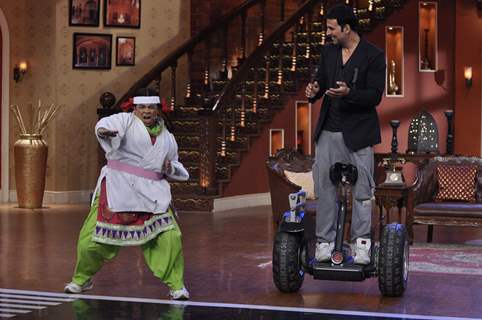 Palak shows her martial arts moves to Akshay on Comedy Nights With Kapil