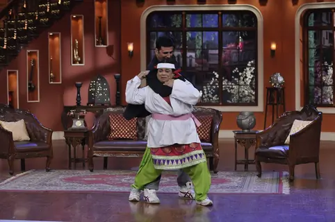 Akshay gives Palak some self defence tips on Comedy Nights With Kapil