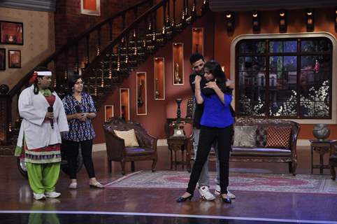 Akshay teaches his fans some self defence tips on Comedy Nights With Kapil