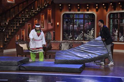 Akshay shows some stunts on Comedy Nights With Kapil