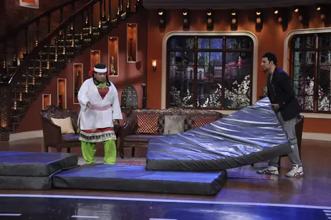 Akshay shows some stunts on Comedy Nights With Kapil