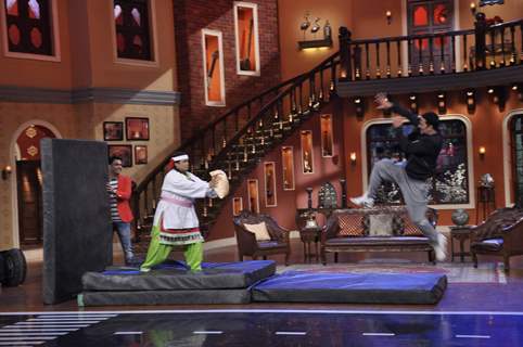 Akhshay shows somes stunts on Comedy Nights With Kapil