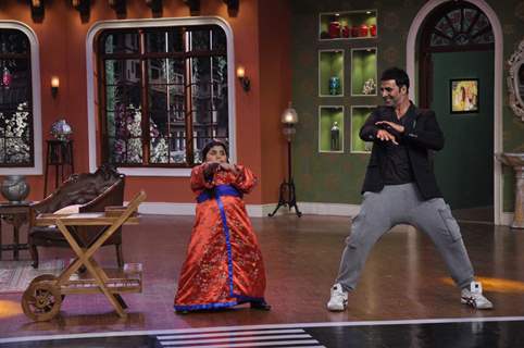 Akshay Kumar performs with Akshat Singh on Comedy Nights With Kapil