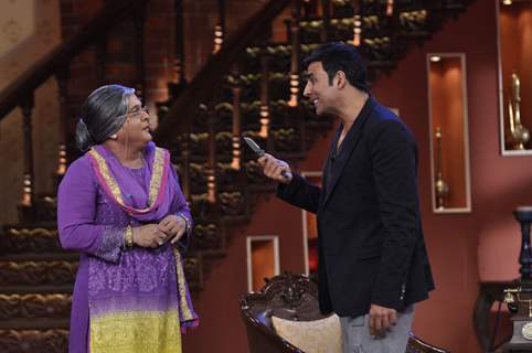 Akhay threatens Dadi on Comedy Nights With Kapil