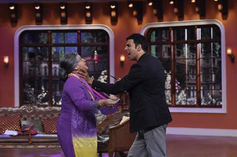 Akshay threatens Dadi on Comedy Nights With Kapil