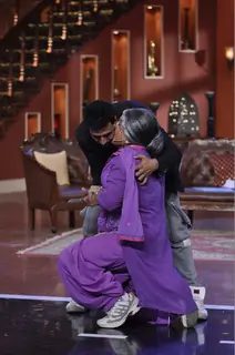 Dadi gives Akshay a Shagun ki Pappi on Comedy Nights With Kapil