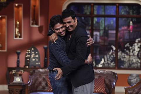 Akshay Kumar Hugs a fan on Comedy Nights With Kapil