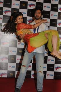 Varun carries Alia at the Trailer Launch of 'Humpty Sharma Ki Dulhania'