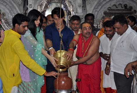 Tiger Shroff and Kriti Sanon perform a pooja at Babulnath Temple