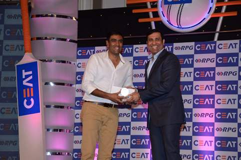 Ravichandran Ashwin being awarded the CEAT  Indian Player of the year by VVS Lakshman