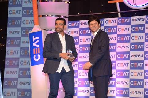 Robin Uthappa (India) felicitated with CEAT International Domestic Cricketer of the Year