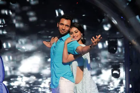 Mouni Roy performs with Punit at the Launch of Jhalak Dikhhla Jaa Season 7