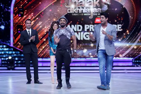 Siddharth Shukla performs with Remo on Jhalak Dikhla Jaa
