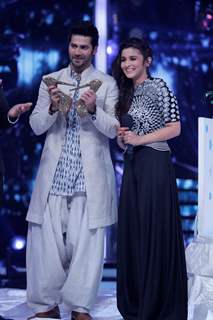 Varun and Alia at the Promotion of Humpty Sharma Ki Dulhaniya on Jhalak Dikhla Jaa