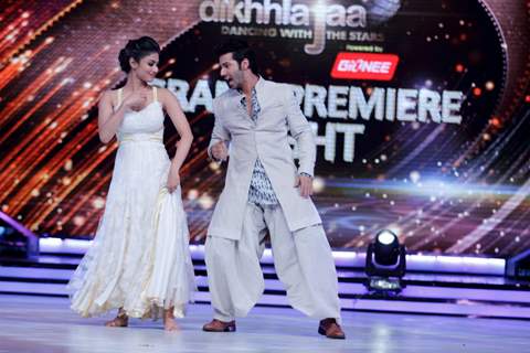 Varun Dhawan performs with Mouni Roy on Jhalak Dikhla Jaa