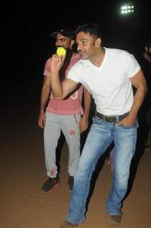 Suneil Shetty at the Cricket Match between Singers and the Cast of 'Desi Katte'