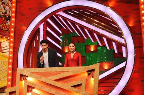 Sidharth Malhotra & Shraddha Kapoor promote Ek Villian at Life OK Awards