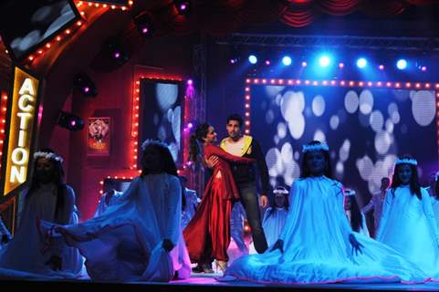 Sidharth Malhotra & Shraddha Kapoor perform at Life OK Awards