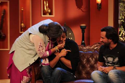 Dadi gives a shagun ki pappi to Riteish on Comedy Nights with Kapil