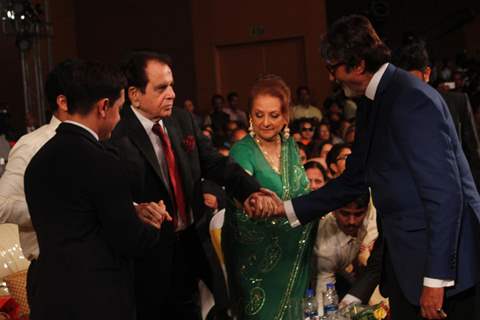 Amitabh Bachchan and Aamir Khan help Dilip Kumar at the launch