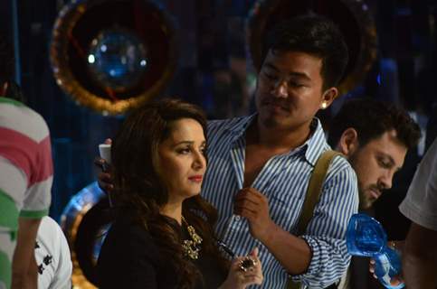 Madhuri gets her hair done on Jhalak Dikhhla Jaa 7