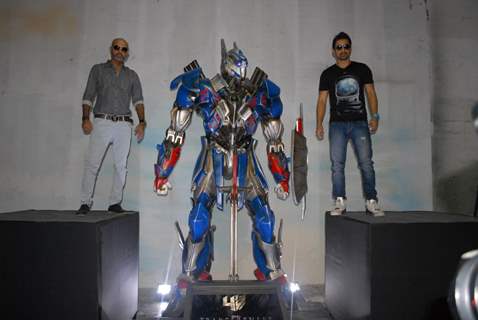 Raghu Ram and Rannvijay at the Unveiling of Transformers 4 lead robot Optimus Prime