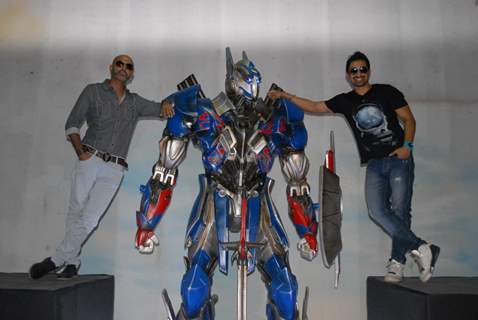 Raghu Ram and Rannvijay at the Unveiling of Transformers 4 lead robot Optimus Prime