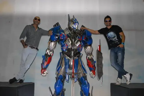 Raghu Ram and Rannvijay at the Unveiling of Transformers 4 lead robot Optimus Prime