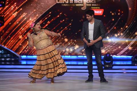 Sidharth watches Palak perfrom on Jhalak Dikhhla Jaa Season 7