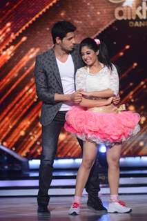 Sidharth performs with Kritika on Jhalak Dikhhla Jaa Season 7