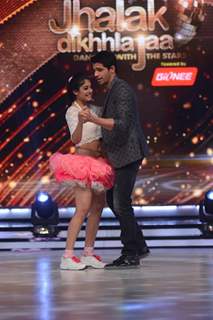 Sidharth performs with Kritika on Jhalak Dikhhla Jaa Season 7