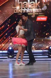 Sidharth performs with Kritika on Jhalak Dikhhla Jaa Season 7