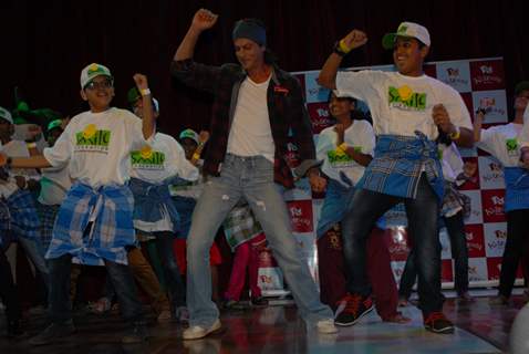 Shahrukh Khan dances with the children of Smile foundation at Kidzania