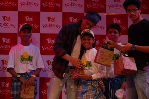 Shahrukh Khan  shares token of love with the children