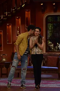 Karisma greets Armaan on Comedy Nights With Kapil