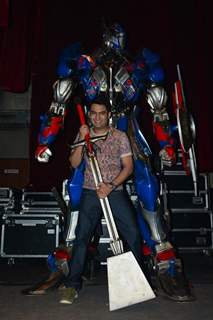 Kapil Sharma with Transformers on Comedy Nights with Kapil