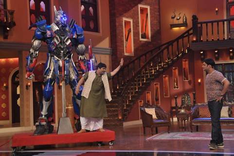 Kiku arrives with the Transformers on Comedy Nights with Kapil