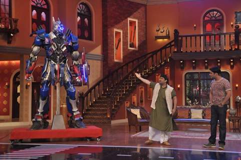 Kiku welcomes the Transformers on Comedy Nights with Kapil