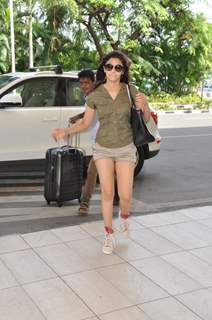 Alia snapped on her way to Indore for HSKD promotions