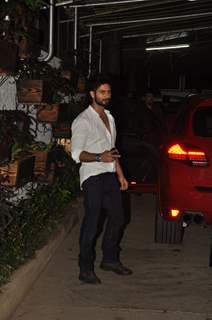 Shahid Kapoor poses for the media at the Screening of Ek Villiian