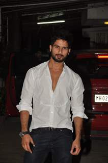 Shahid Kapoor poses smartly at the Screening of Ek Villiian