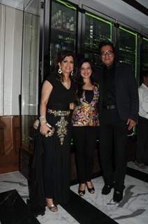 Talat Aziz posing with Amy Billimoria and Bina Aziz and at the Music Mania Event