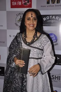Ila Arun posing for the media at the Music Mania event
