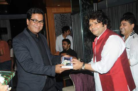 Talat Aziz felicitating Rakesh Chaurasia at the Music Mania Event