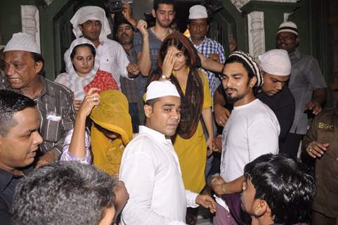 Vidya Balan visits Mahim Darga