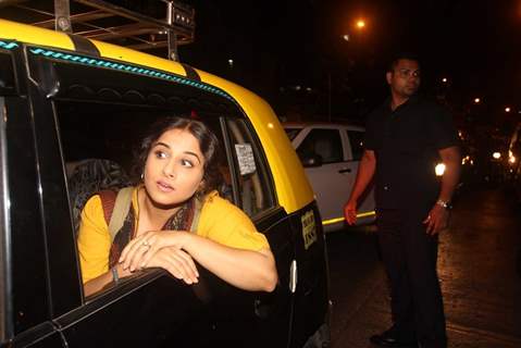 Vidya Balan spotted peeping out of taxi