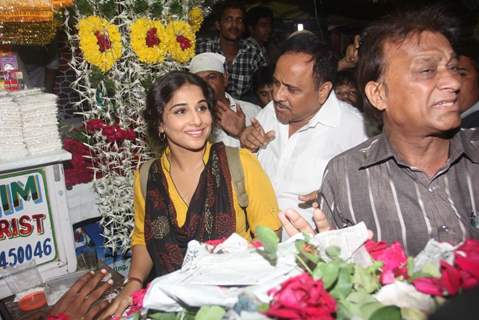 Vidya Balan buying flowers at Mahim Darga