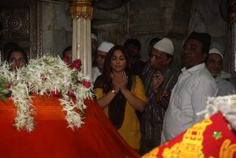 Vidya Balan captured praying at Mahim Darga