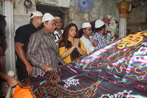 Vidya Balan offering her prayers at Mahim Darga